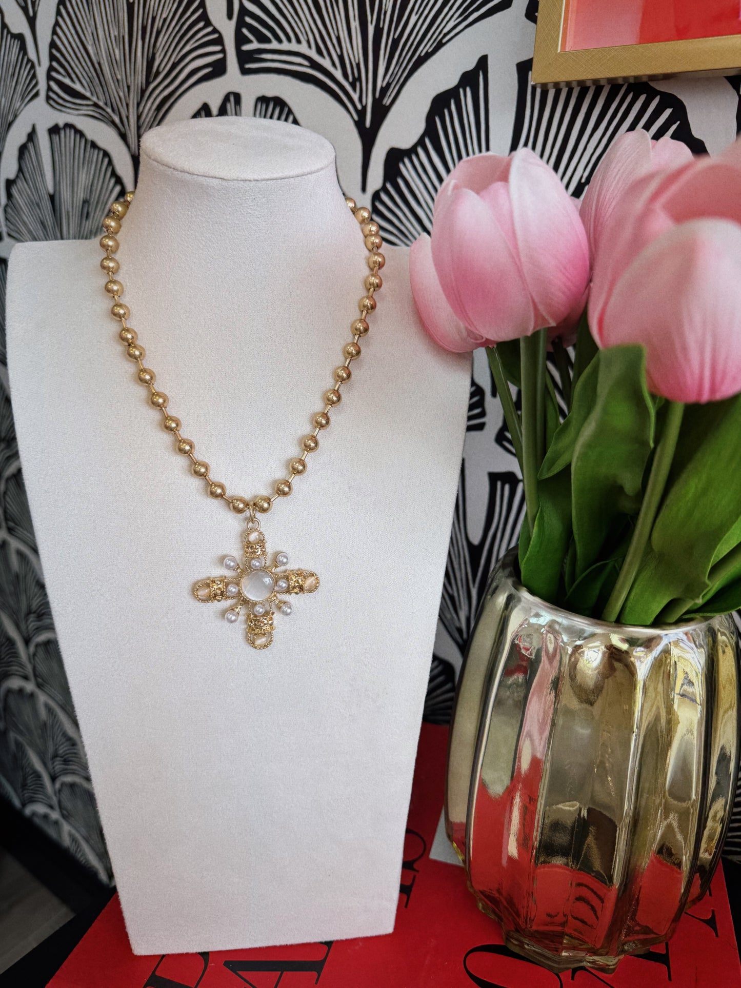 Clear & White Beauty Necklace
