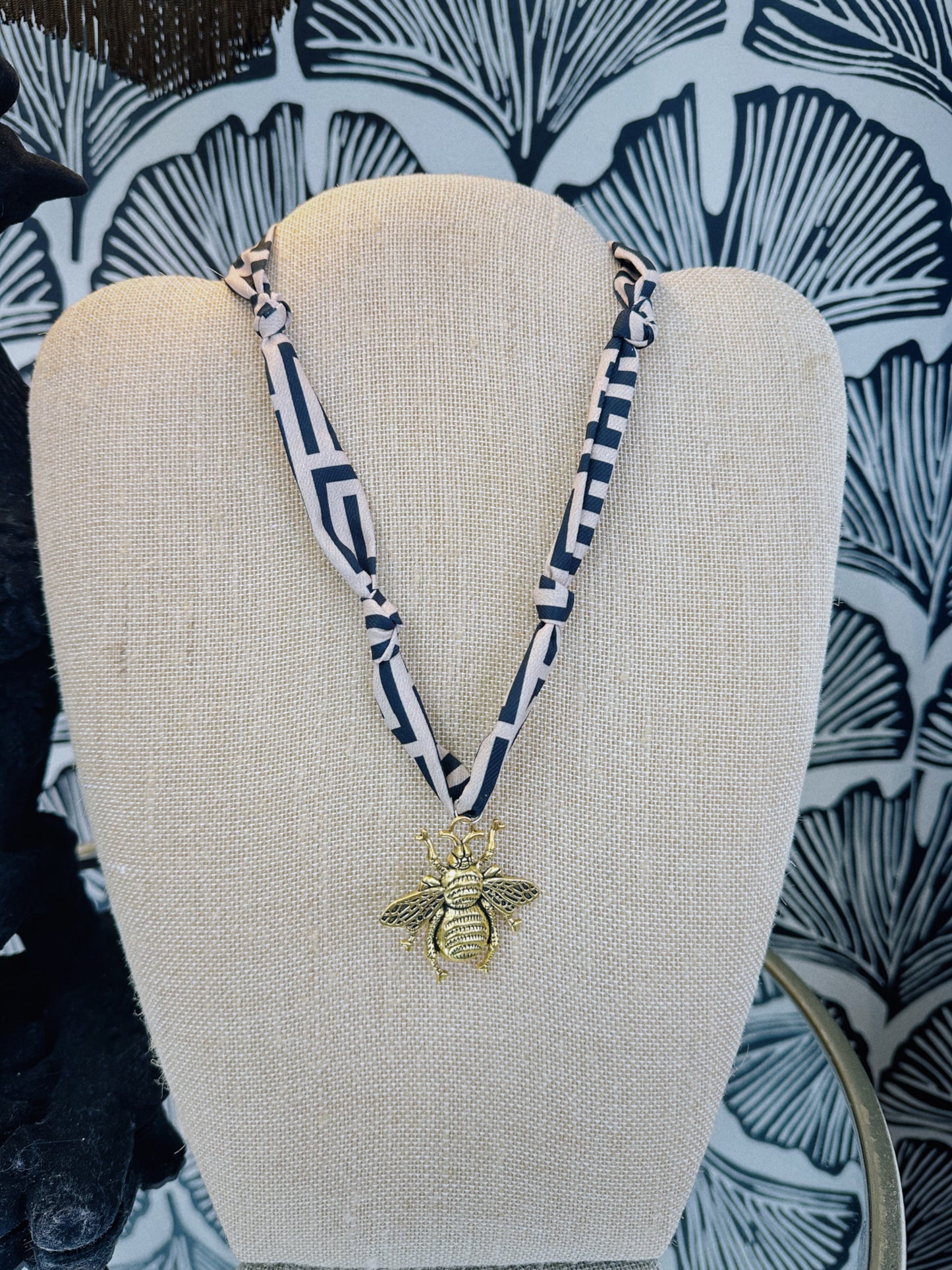 Wild Queen Bee Scarf Necklace - Pattern